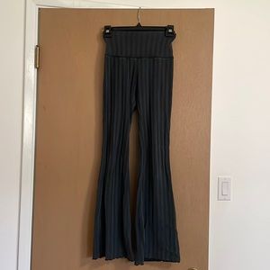 Offline by Aerie ribbed flare black yoga pants size XS short, high rise